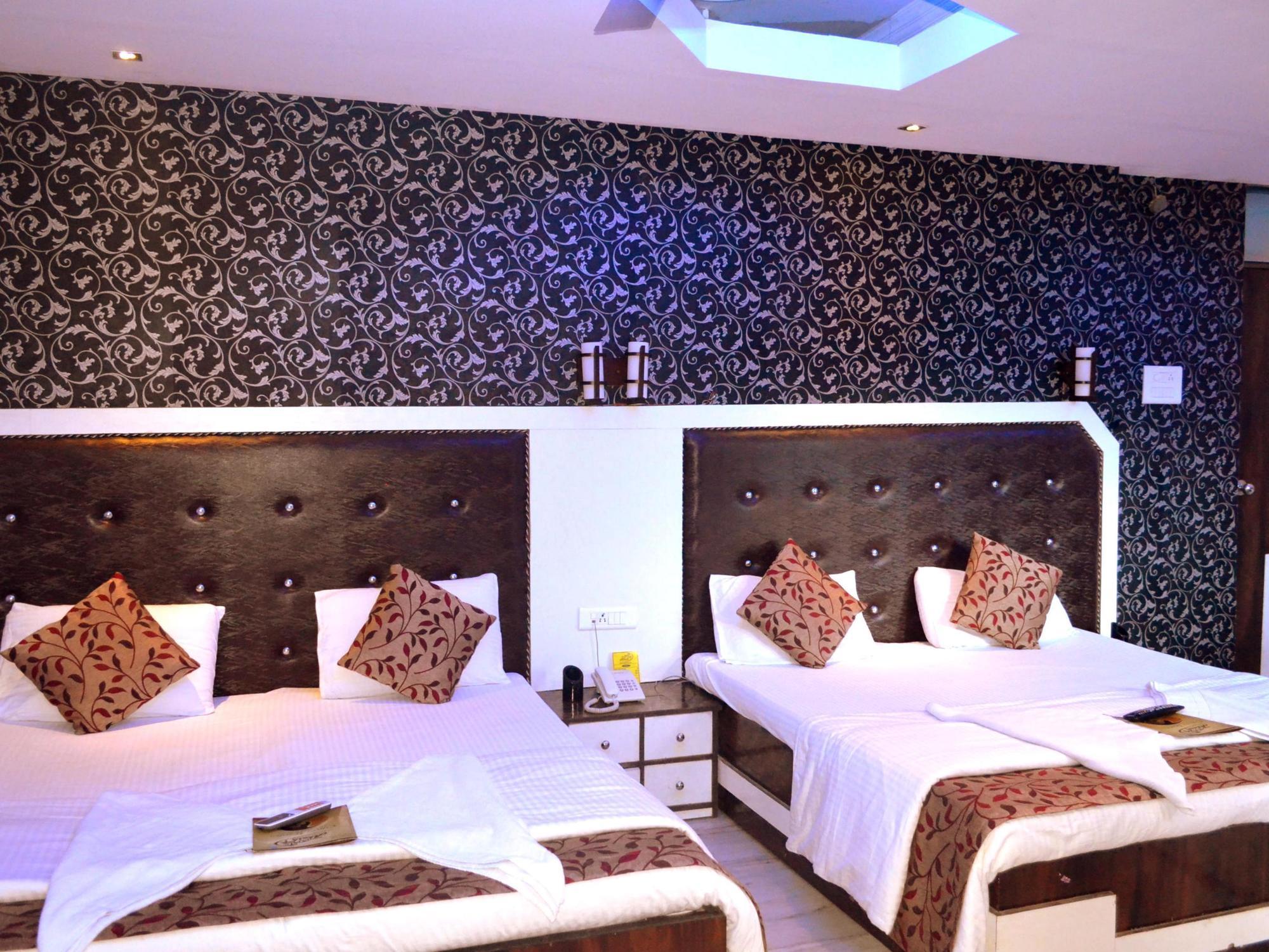 Akash Continental Hotel Rishikesh Exterior photo