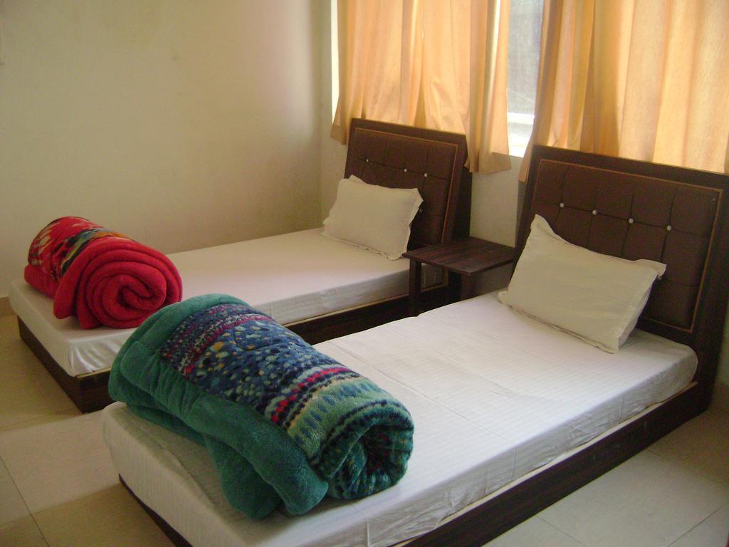 Akash Continental Hotel Rishikesh Exterior photo